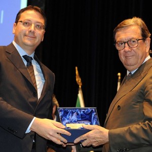 foto 2 - presidente Colaiacovo che riceve il riconoscimento